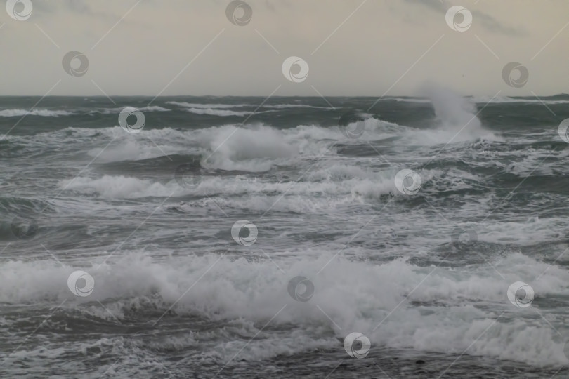 Скачать Вид на бурный морской пейзаж с волнами и Черным морем фотосток Ozero