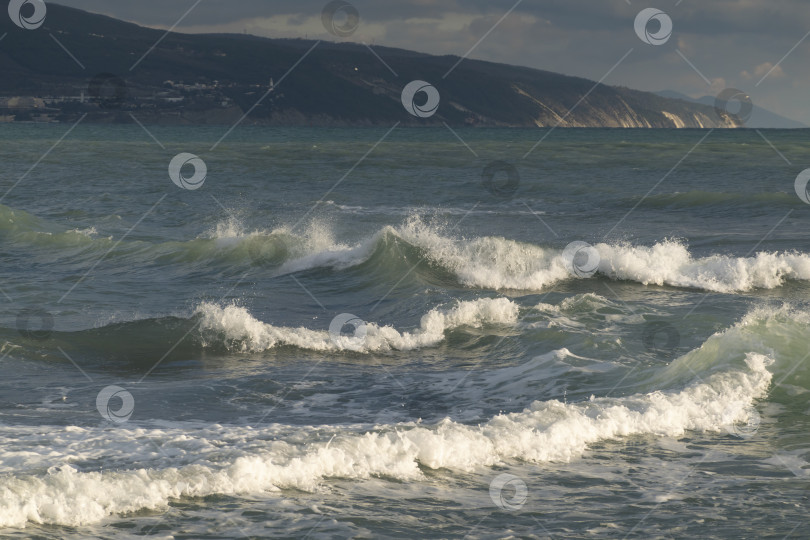 Скачать Вид на бурный морской пейзаж с волнами и Черным морем фотосток Ozero