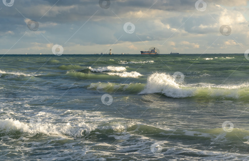 Скачать Вид на бурный морской пейзаж с волнами и Черным морем фотосток Ozero