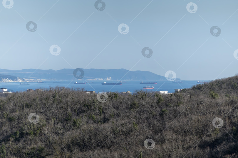 Скачать Морское грузовое судно плывет посреди океана с большими волнами. фотосток Ozero