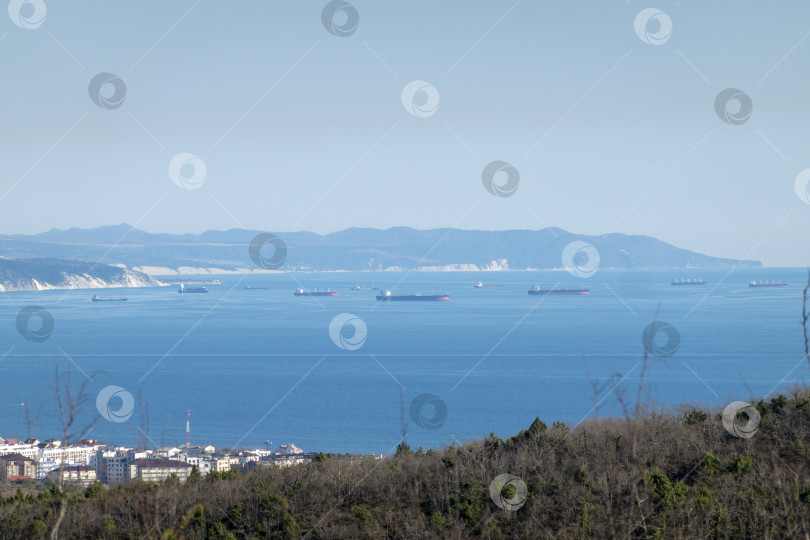 Скачать Морское грузовое судно плывет посреди океана с большими волнами. фотосток Ozero