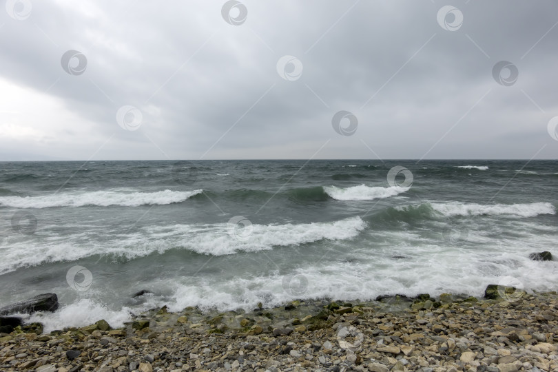 Скачать Вид на бурный морской пейзаж с волнами и Черным морем фотосток Ozero