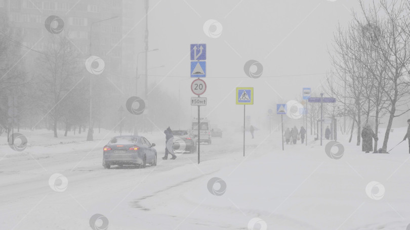 Скачать МОСКВА - 10 января: движение на дороге во время снегопада 10 января 2018 года в Москве, Россия. фотосток Ozero