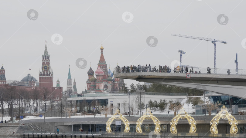 Скачать МОСКВА - 25 января: Фрагмент парящего моста в парке Зарядье в Москве на фоне неба 25 января 2019 года в Москве, Россия фотосток Ozero