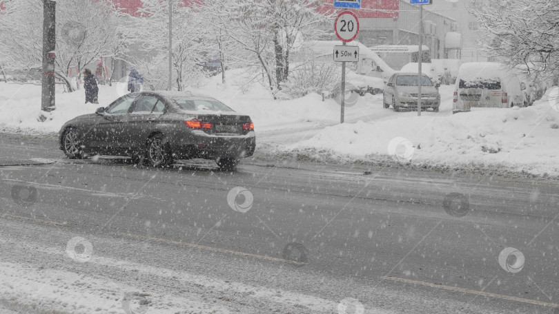 Скачать МОСКВА - 10 января: движение на дороге во время снегопада 10 января 2018 года в Москве, Россия. фотосток Ozero