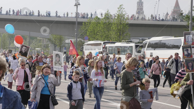 Скачать МОСКВА, РОССИЯ , 09 мая 2019 года: Более миллиона человек всех возрастов принимают участие в параде "Бессмертный полк", посвященном памяти близких, павших во время Второй мировой войны, после государственного парада Победы фотосток Ozero