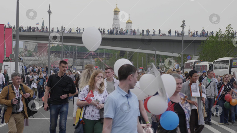 Скачать МОСКВА, РОССИЯ , 09 мая 2019 года: Более миллиона человек всех возрастов принимают участие в параде "Бессмертный полк", посвященном памяти близких, павших во время Второй мировой войны, после государственного парада Победы фотосток Ozero