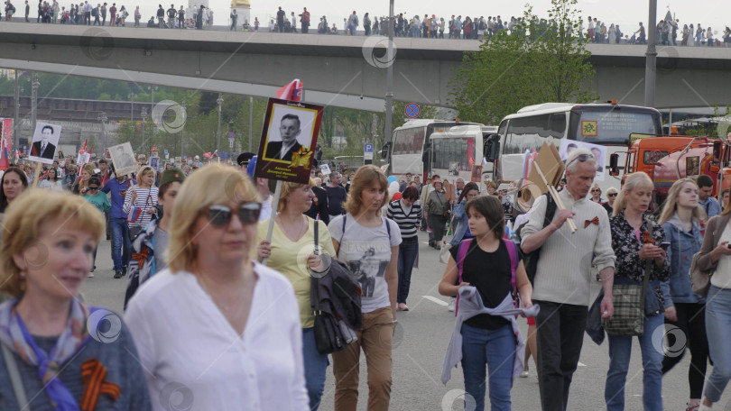 Скачать МОСКВА, РОССИЯ , 09 мая 2019 года: Более миллиона человек всех возрастов принимают участие в параде "Бессмертный полк", посвященном памяти близких, павших во время Второй мировой войны, после государственного парада Победы фотосток Ozero