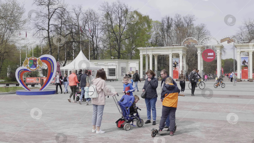 Скачать МОСКВА, РОССИЯ - 27 мая 2022 года: Главный вход в парк "Сокольники", толпа людей направляется в парк в Москве, Россия фотосток Ozero