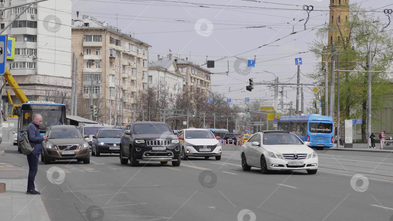 Скачать МОСКВА, РОССИЯ - 27 мая 2022 года: Концепция городского движения рядом с парком "Сокольники" фотосток Ozero