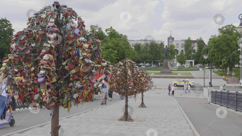 Скачать МОСКВА, РОССИЯ - 22 мая 2022 года: Дерево любви на Третьяковском мосту, Лужков мост в Москве фотосток Ozero