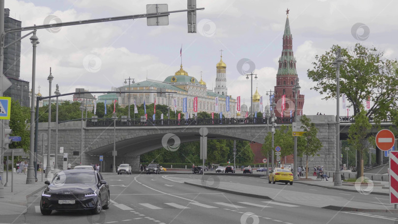 Скачать МОСКВА, РОССИЯ - 22 МАЯ 2022 года: Вид на Московский Кремль с Москвы-реки. Башни и колокольня Ивана Великого из красного кирпича фотосток Ozero