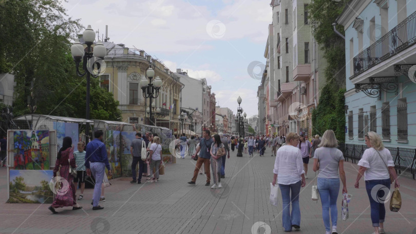 Скачать МОСКВА - 27 июля: Проведите людей по Старому Арбату 27 июля 2019 года в Москве, Россия фотосток Ozero