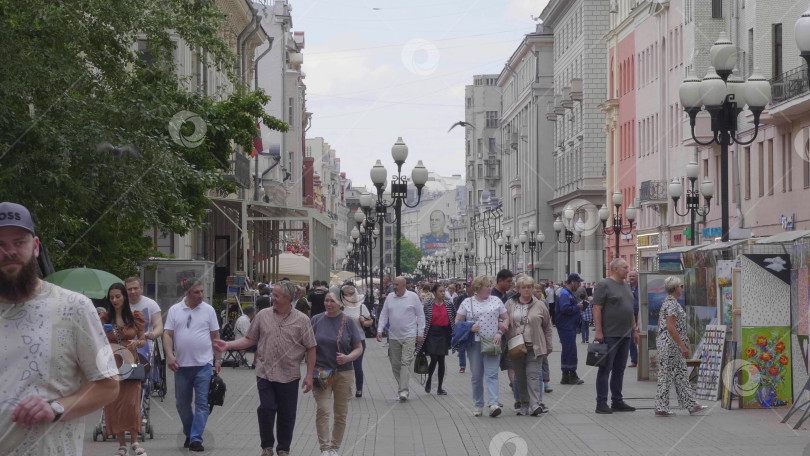 Скачать МОСКВА - 27 июля: Проведите людей по Старому Арбату 27 июля 2019 года в Москве, Россия фотосток Ozero