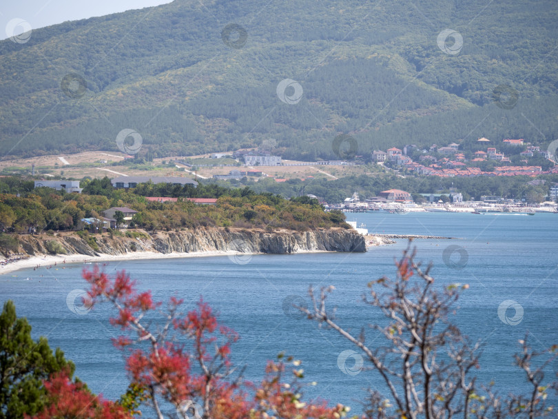 Скачать Побережье Черного моря. лысая гора. Красивое синее море в Новороссийске фотосток Ozero