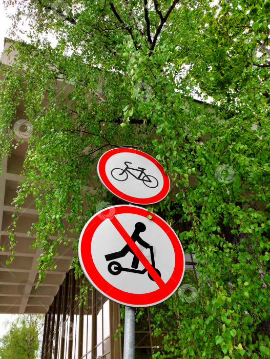 Скачать Москва, Россия – 14 мая 2024 года: Дорожный знак, запрещающий использование электросамокатов и велосипедов в общественном парке ВДНХ. фотосток Ozero