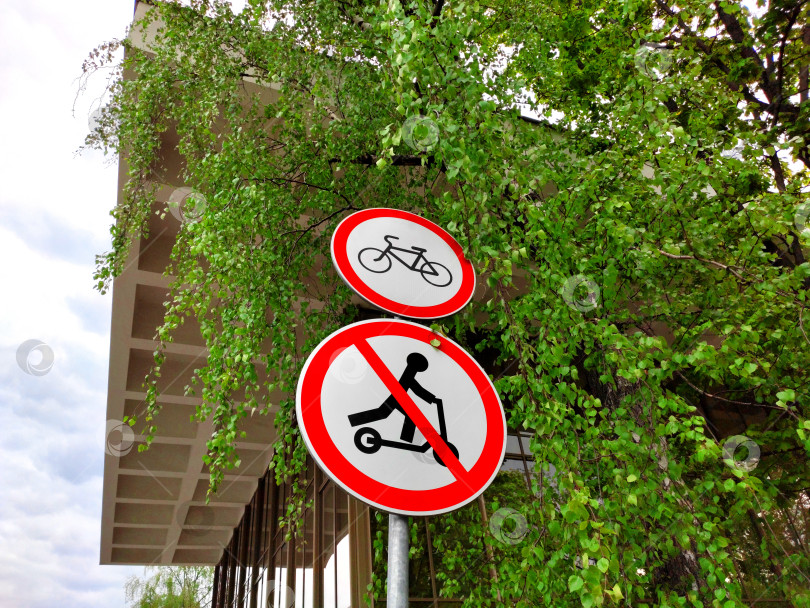 Скачать Москва, Россия – 14 мая 2024 года: Дорожный знак, запрещающий использование электросамокатов и велосипедов в общественном парке ВДНХ. фотосток Ozero