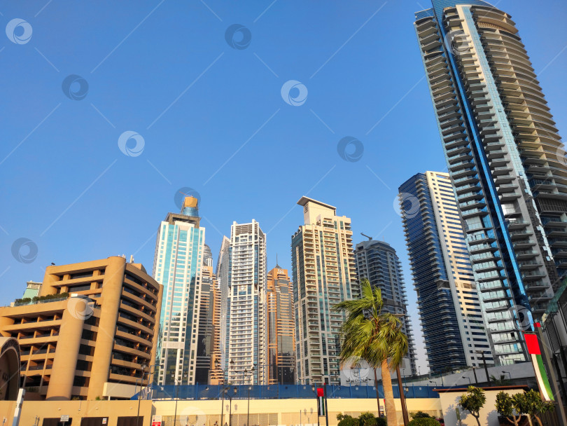 Скачать Дубай, ОАЭ - 22 января 2024 года: Небоскребы в районе Дубай Марина видны издалека. Городское развитие. фотосток Ozero