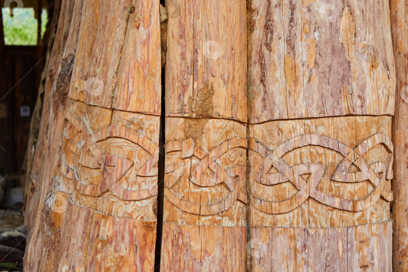 Скачать Декоративный барельеф с рисунком из дерева на поверхности как часть архитектуры. фотосток Ozero