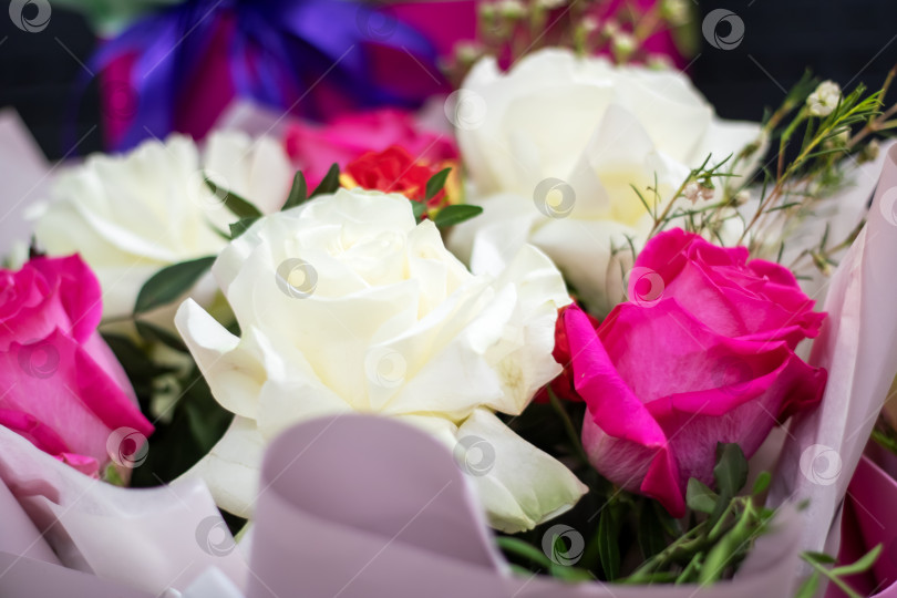 Скачать Букет из белых и розовых роз в розовой бумаге, идеально подходящий для свадеб или других мероприятий фотосток Ozero