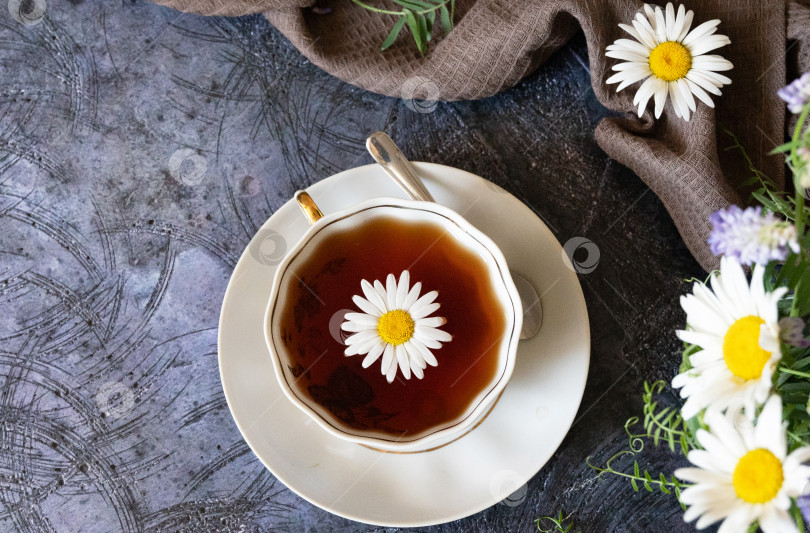 Скачать Травяной чай, цветы ромашки и мед на ротанговой циновке крупным планом фотосток Ozero
