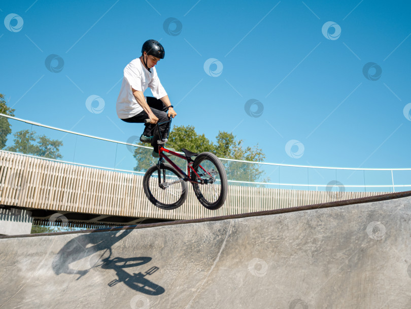 Скачать Велосипедист BMX делает трюк с хлыстом за четверть секунды фотосток Ozero