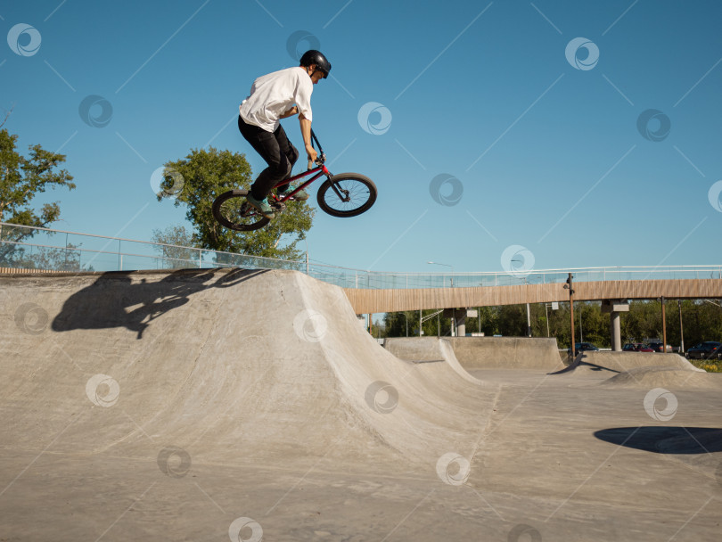 Скачать Велосипедист BMX выполняет воздушный трюк фотосток Ozero