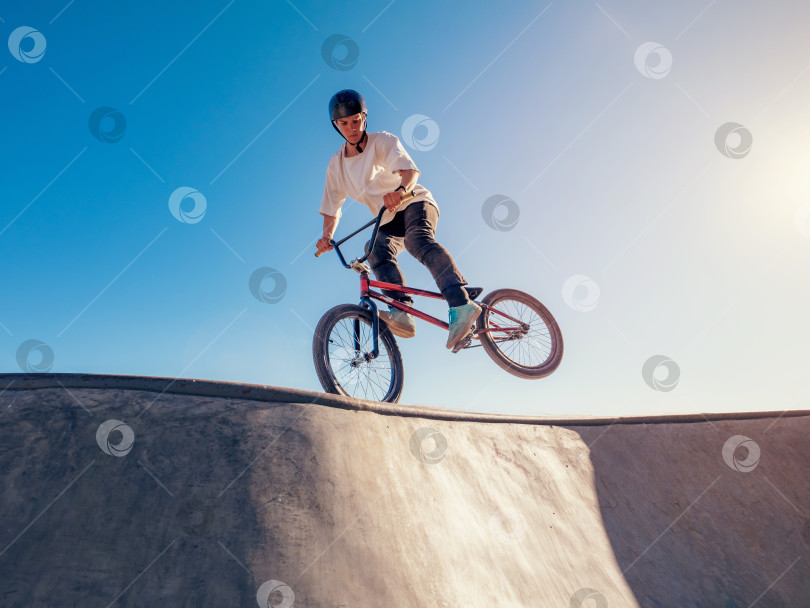 Скачать Велосипедист BMX выполняет трюк с захватом ног фотосток Ozero