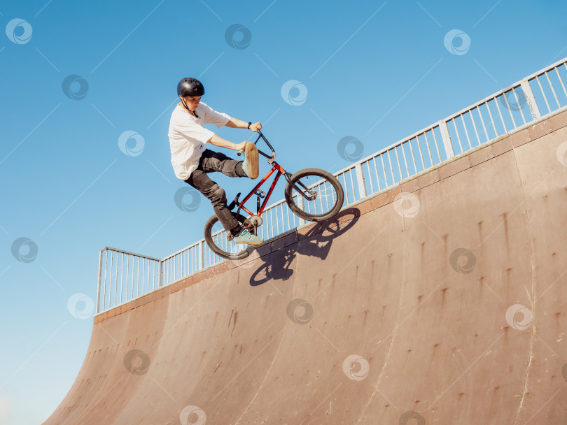 Скачать Велосипедист BMX выполняет трюк одной ногой Can-Can фотосток Ozero