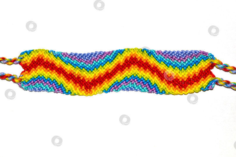 Скачать Разноцветные плетеные браслеты дружбы своими руками ручной работы из вышивки яркой нитью с узелками, выделенными на белом фоне фотосток Ozero