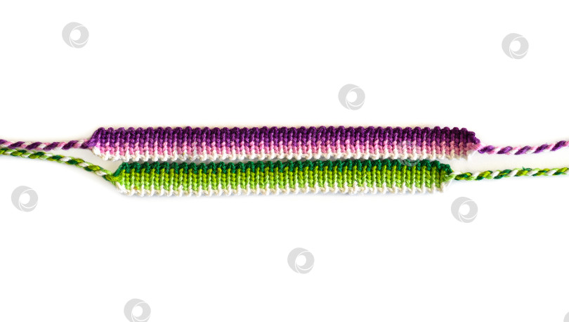 Скачать Разноцветные плетеные браслеты дружбы своими руками ручной работы из вышивки яркой нитью с узелками, выделенными на белом фоне фотосток Ozero