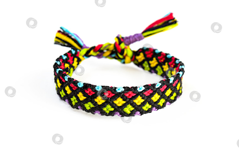 Скачать Разноцветные плетеные браслеты дружбы своими руками ручной работы из вышивки яркими нитками с узелками, выделенными на белом фоне фотосток Ozero