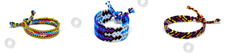 Скачать Разноцветные плетеные браслеты дружбы своими руками ручной работы из вышивки яркими нитками с узелками, выделенными на белом фоне фотосток Ozero
