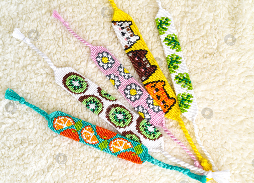 Скачать Плетеные браслеты дружбы своими руками ручной работы из вышивальной нити с узелками, альфа-узорами фотосток Ozero