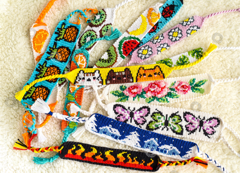 Скачать Плетеные браслеты дружбы своими руками ручной работы из вышивальной нити с узелками, альфа-узорами фотосток Ozero