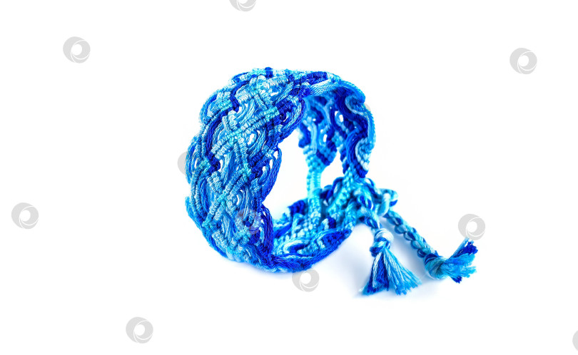 Скачать Разноцветные плетеные браслеты дружбы своими руками ручной работы из вышивки яркой нитью с узелками, выделенными на белом фоне фотосток Ozero