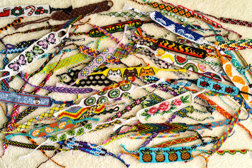 Скачать Плетеные браслеты дружбы своими руками ручной работы из вышивальной нити с узелками фотосток Ozero