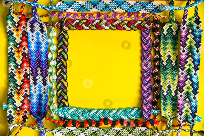 Скачать Желтая рамка из плетеных браслетов дружбы своими руками фотосток Ozero