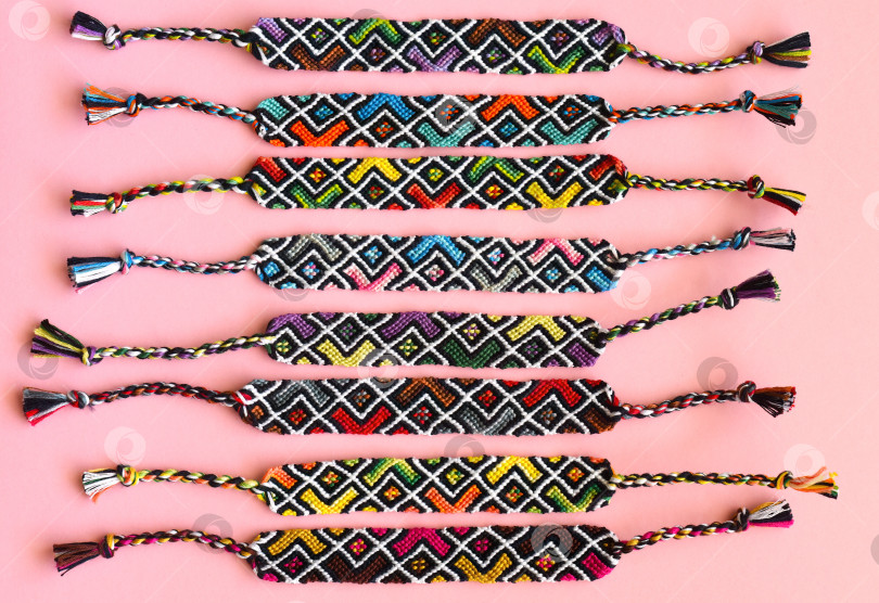 Скачать Плетеные браслеты дружбы своими руками с абстрактным геометрическим рисунком. Летние аксессуары фотосток Ozero