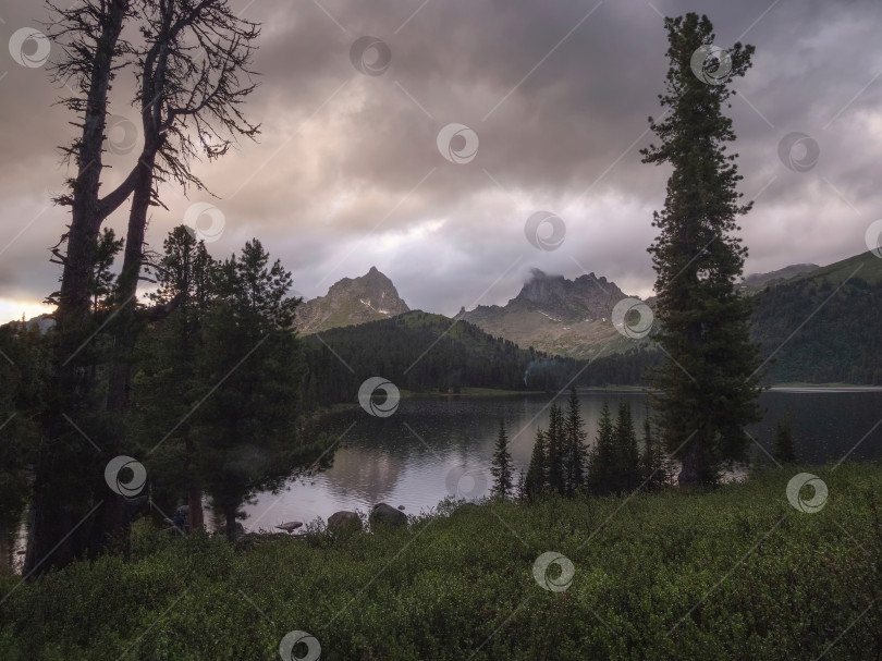 Скачать Дождь на закате над горным озером. Природный парк Ергаки фотосток Ozero