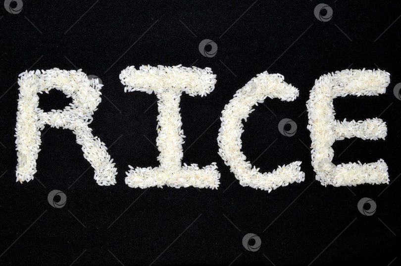 Скачать Художественная надпись "Рис", выполненная из рисовых зерен на черном фоне фотосток Ozero