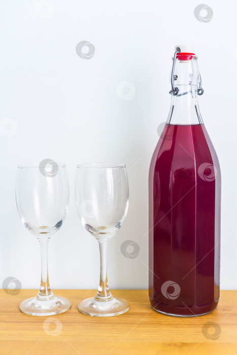 Скачать Домашнее сливовое вино в бокалах на белом фоне фотосток Ozero