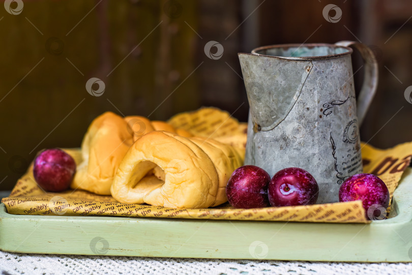 Скачать трубочки для взбитых сливок с чашечкой и сливами на деревянной салфетке на черном фоне фотосток Ozero