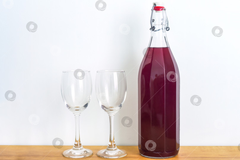 Скачать Домашнее сливовое вино в бокалах на белом фоне фотосток Ozero