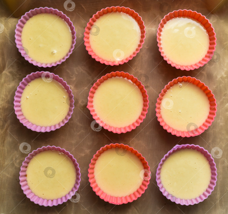 Скачать тесто для кексов в силиконовых формочках перед запеканием в духовке фотосток Ozero