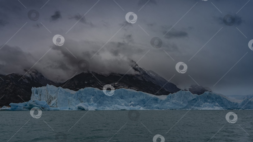 Скачать Стена из голубого льда поперек бирюзового ледникового озера фотосток Ozero