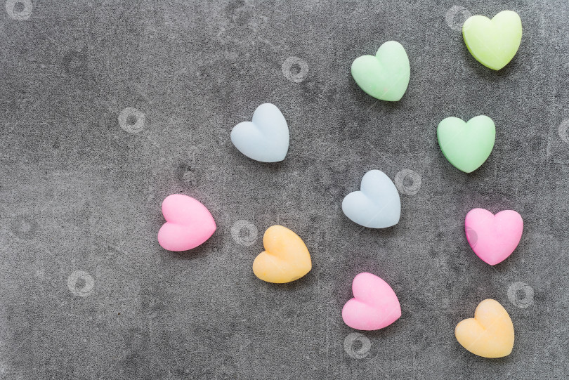 Скачать Открытка с днем Святого Валентина, выполненная из разноцветных сердечек на сером фоне, с пространством для копирования фотосток Ozero