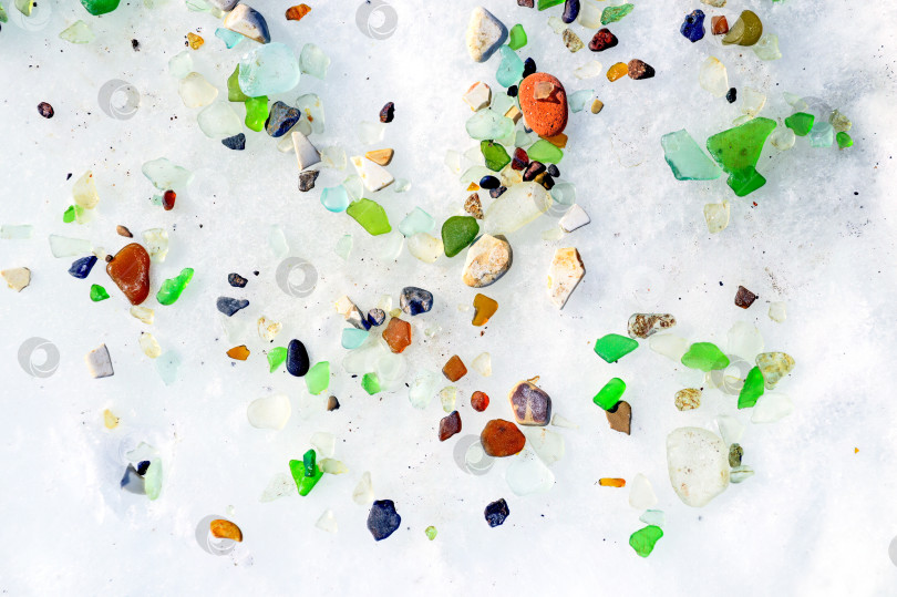 Скачать Фон: разноцветное стекло на льду Японского моря. Стеклянный пляж, Россия фотосток Ozero