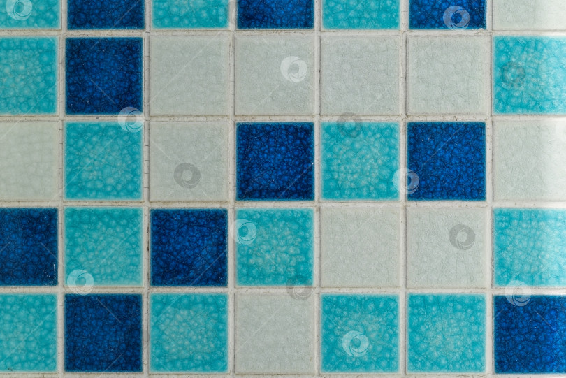 Скачать Фон выполнен из квадратной мелкой сине-белой мозаики с пространством для копирования фотосток Ozero