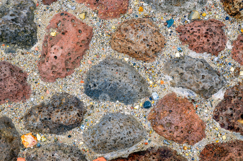 Скачать Фон выполнен из серых, коричневых и темно-коричневых крупных камней с песком между ними фотосток Ozero